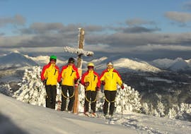 Mensen nemen deel aan een privé skitour voor alle niveaus met Richi's Skischule Kreischberg.