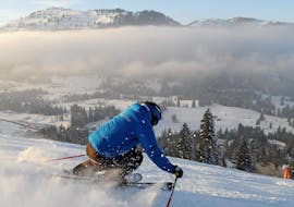 Een volwassene skiet de piste af tijdens privélessen skiën voor volwassenen van alle niveaus van Ski- en Snowboardschool Ostrachtal.