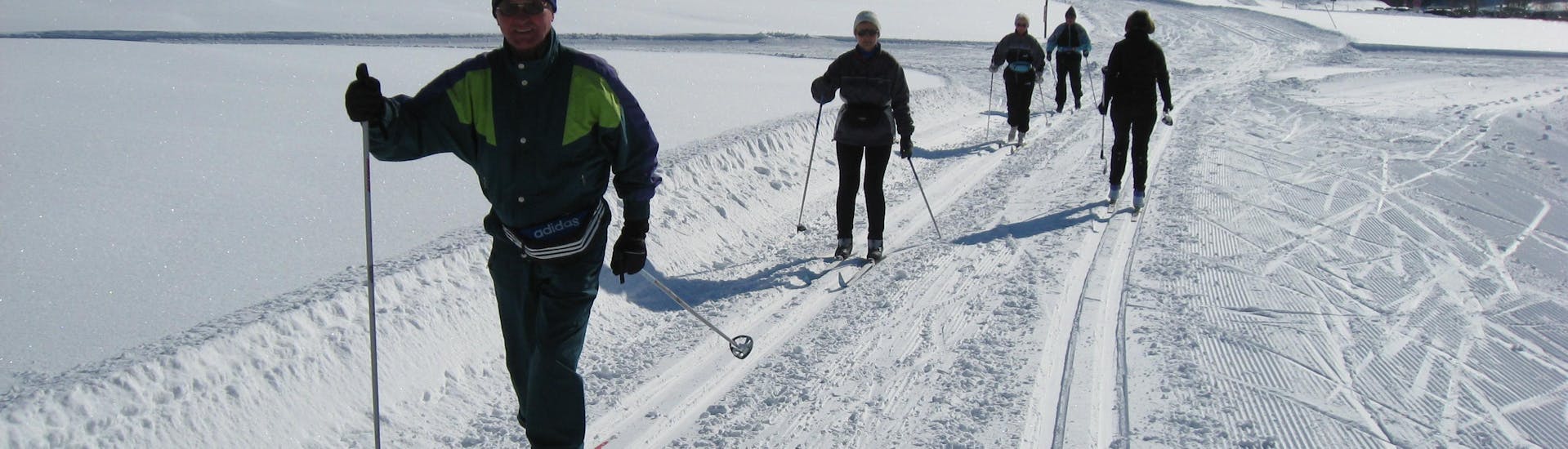 Les adultes font du ski de fond à l'école privée de ski de fond pour tous les niveaux de l'école de ski et de snowboard Ostrachtal.