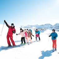 Kinder jubeln im Kinder-Skikurs (4-16 J.) für Fortgeschrittene mit Skischule Obergurgl.