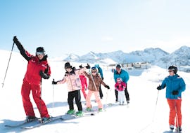 Kinder jubeln im Kinder-Skikurs (4-16 J.) für Fortgeschrittene mit Skischule Obergurgl.