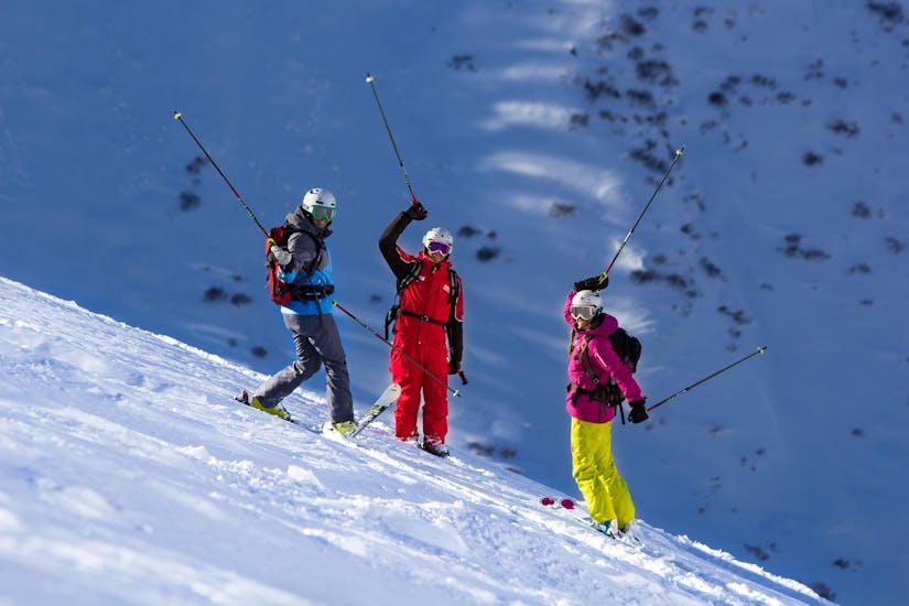 Drie skiërs staan op een rij op de piste tijdens hun volwassen skilessen voor gevorderden van Skischule Obergurgl.