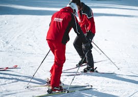 Der Skilehrer erklärt einem Skischüler etwas im Skikurs für Erwachsene für Anfänger mit Skischule Obergurgl.