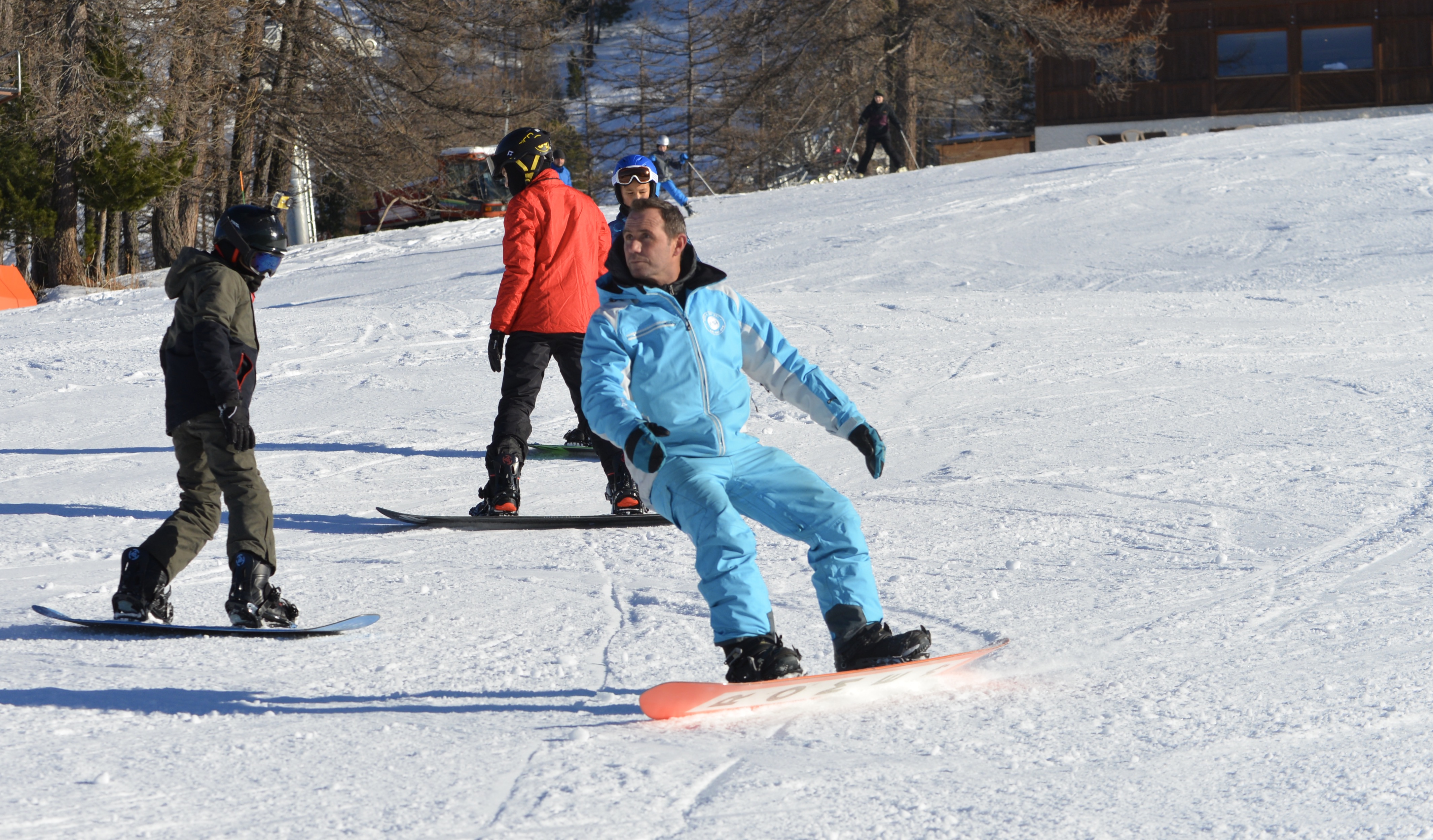 A snowboard instructor from ESI Ozone during a snowboarding lesson for all levels in Les Orres.