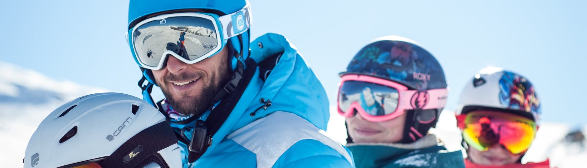 Un moniteur de ski de l'ESI Ozone les Orres prend une photo avec ses élèves après leurs Cours particulier de ski Enfants.
