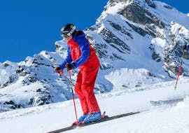 Adult skiing down slope during Lessons for Adults in Galtür for All Levels with Skischule Silvretta Galtür.