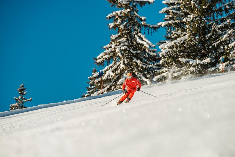Een skiër daalt de prachtige pistes in het skigebied Achenkirch af tijdens de skilessen voor en volwassenen voor beginners met de Busslehner Achenkirch skischool.
