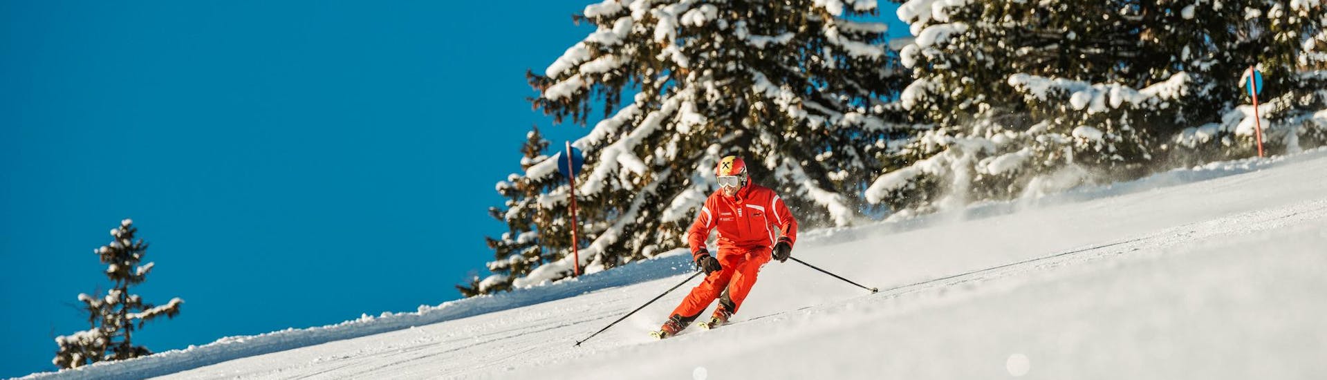 Een skiër daalt de prachtige pistes in het skigebied Achenkirch af tijdens de skilessen voor en volwassenen voor beginners met de Busslehner Achenkirch skischool.