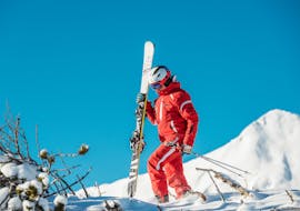 Ein Skilehrer der Skischule Busslehner Achenkirch genießt den Ausblick im Skigebiet Achenkirch währen dem Skikurs für Jugendliche und Erwachsene für Anfänger.