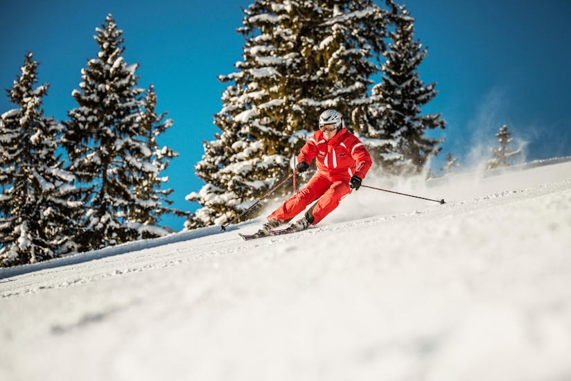 Een skileraar van de Busslehner skischool Achenkirch tijdens de gevorderde skilessen voor tieners en volwassenen.