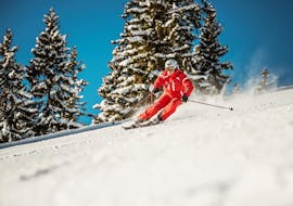 Un moniteur de ski de l'école de ski de Busslehner Achenkirch pendant les cours de ski de niveau expérimenté pour adolescents et adultes.