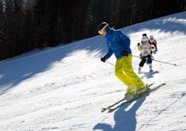 Ein Skilehrer und drei kleine Kinder während dem Privaten Kinder-Skikurs für alle Levels mit Snow & Mountain Sports Loitzl Loser.