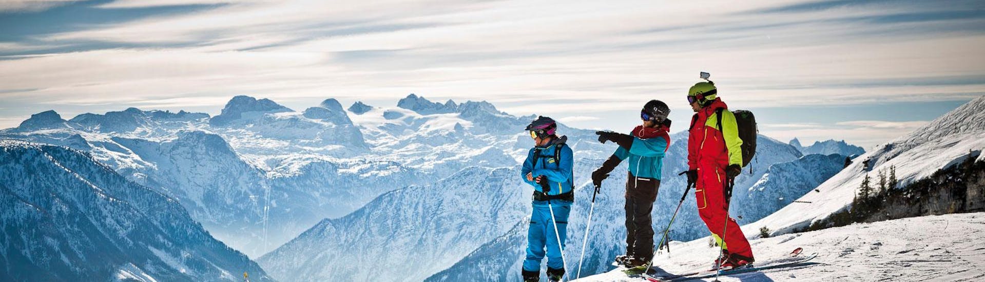 Drei Leute genießen die Aussicht während dem Privaten Skikurs für Erwachsene aller Levels mit Snow & Mountain Sports Loitzl Loser.