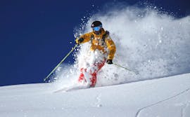 Ein Skifahrer hat Spaß im Pulverschnee während dem Privaten Freeride Kurs für alle Levels  mit Snow & Mountain Sports Loitzl Loser.