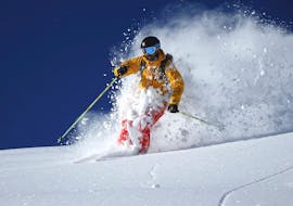 Ein Skifahrer hat Spaß im Pulverschnee während dem Privaten Freeride Kurs für alle Levels  mit Snow & Mountain Sports Loitzl Loser.