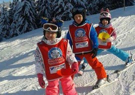 Drei Kinder beim Schneepflugfahren während des Kinderskikurses (3-12 J.) für alle Könnerstufen "Halbtags" in der Schi- & Snowboardschule Radstadt.