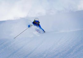  Un maestro di sci padroneggia un pendio innevato nella stazione sciistica di Sölden durante un tour di sci fuori pista per adulti - tutti i livelli organizzato dalla scuola di sci Ski- und Snowboardschule SNOWLINES Sölden.
