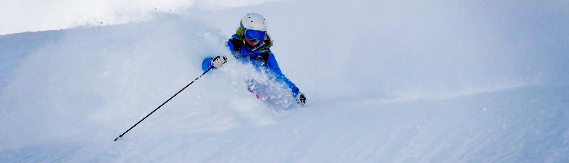 Un moniteur de ski descend avec brio une piste enneigée dans la station de ski de Sölden lors d'un cours particulier de freeride organisé par l'école de ski Ski- und Snowboardschule SNOWLINES.