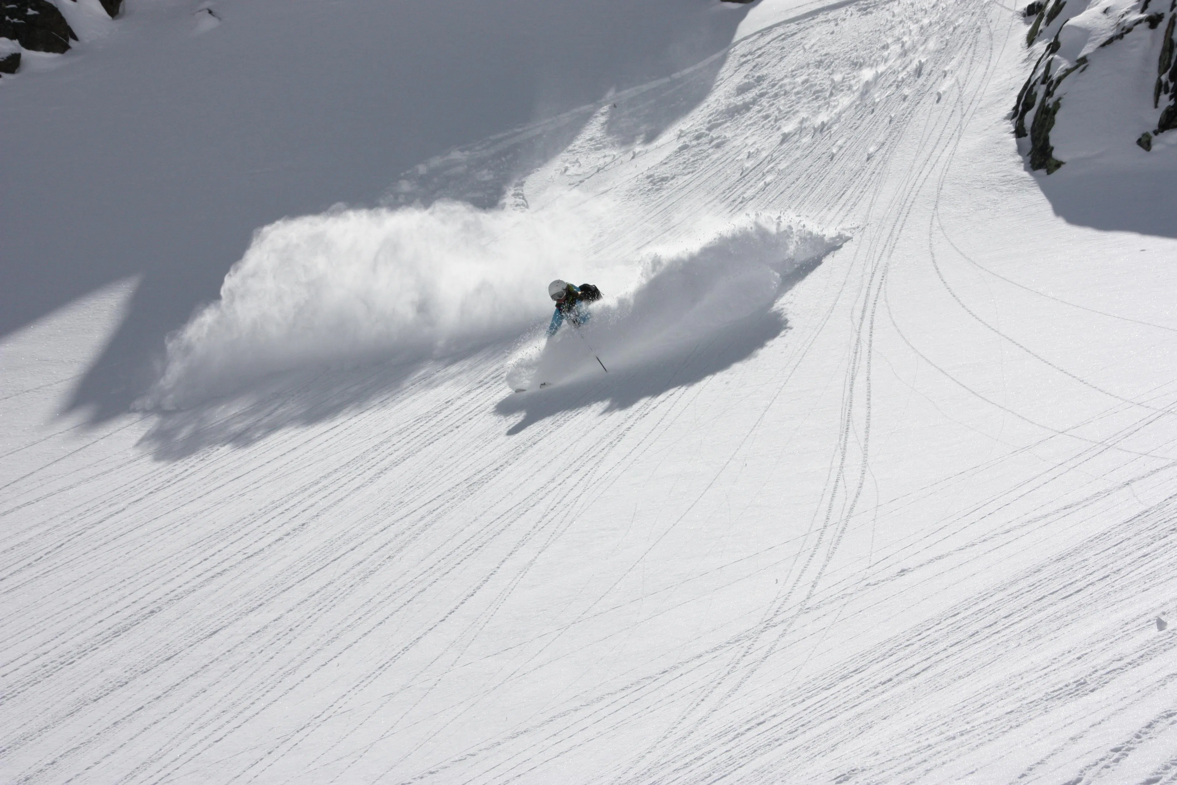 Privé Offpiste Skilessen voor Volwassenen van Alle Niveaus Een ski-instructeur beheerst een sneeuwige piste in het skiresort van Sölden tijdens een Off-Piste Skitour voor Volwassenen - Alle Niveaus, georganiseerd door de skischool Ski- und Snowboardschule SNOWLINES Sölden.