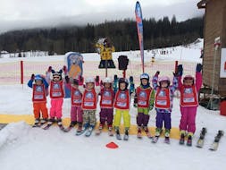 Een groep kinderen juicht tijdens de Kids Skilessen (3-12 j.) voor alle niveaus "Hele Dag" bij Schi- & Snowboardschule Radstadt.