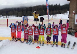 Eine Gruppe von Kindern jubelt beim Kinderskikurs (3-12 J.) für alle Levels "Full Day" der Schi- & Snowboardschule Radstadt.