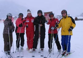 Een groep volwassen skiërs tijdens de volwassen skilessen voor beginners van de Schi- & Snowboardschule Radstadt. 