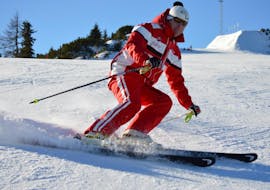 Ein Skilehrer der Schi- & Snowboardschule Radstadt zeigt im Skikurs für Fortgeschrittene, wie man Kurven fährt.