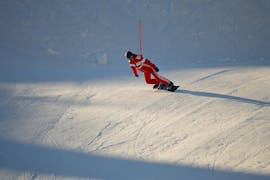 Ein Snowboardlehrer beim Snowboardkurs für Kinder und Erwachsene für alle Könnerstufen in der Schi- & Snowboardschule Radstadt.