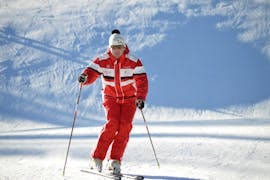 Een skileraar demonstreert hoe te skiën tijdens privé skilessen voor volwassenen van alle niveaus bij Schi- & Snowboardschule Radstadt.