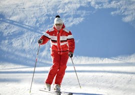 Un moniteur montre comment skier pendant les leçons de ski privées pour adultes de tous niveaux à la Schi- & Snowboardschule Radstadt.