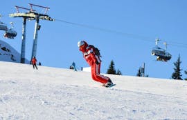 Ein Snowboardlehrer bei Privater Snowboardkurs für Kinder & Erwachsene aller Levels mit Schi- & Snowboardschule Radstadt.