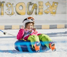 Une petite fille dans le jardin d'enfants de l'école de ski Busslehner Achenkirch pendant les cours de ski pour enfants "BOBOs Miniclub".