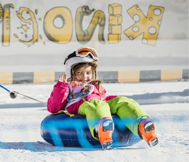 Een klein meisje in het Kinderland van de skischool Busslehner Achenkirch tijdens de kinderskilessen "BOBOs Miniclub".