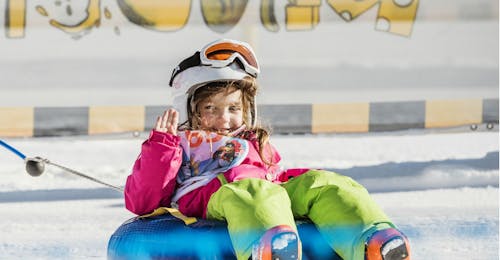 Lezioni di sci per bambini a partire da 3 anni principianti assoluti con Skischule Busslehner Achenkirch Una bambina nel Kinderland della scuola di sci Busslehner Achenkirch durante le lezioni di sci per bambini “BOBOs Miniclub”.