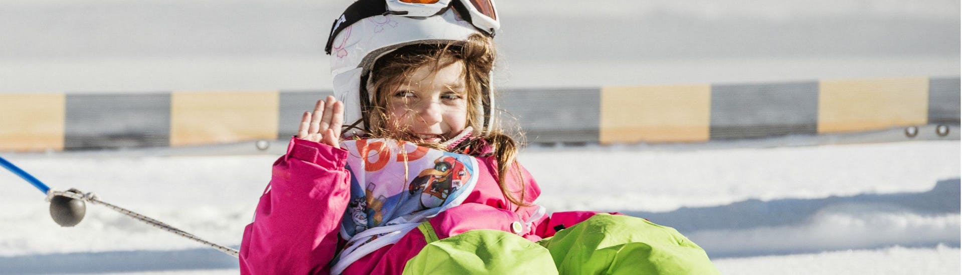 Une petite fille dans le jardin d'enfants de l'école de ski Busslehner Achenkirch pendant les cours de ski pour enfants "BOBOs Miniclub".