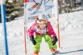Een kleine skiër daalt de piste af tijdens haar privéskilessen voor kinderen bij de Busslehner Skischool in Achenkirch.