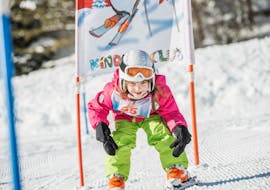 Une petite skieuse descend la piste pendant ses cours particuliers de ski pour enfants à l'école de ski Busslehner à Achenkirch.