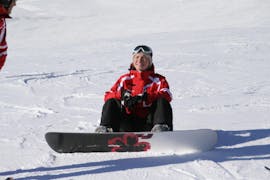 Un moniteur de snowboard de l'école de ski de Busslehner Achenkirch pendant les cours de snowboard pour enfants et adultes débutants.
