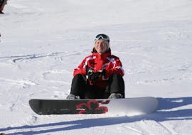 A Snowboard instructor from the Busslehner Achenkirch Ski School during the snowboarding lessons for kids and adults for beginners.