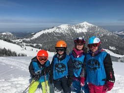 Four ski students at their kids ski lessons (3 to 14 years) for all levels with the Snowcamp Martina Loch ski school in the Spitzingsee ski area.
