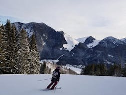 Ein Skifahrer im Skigebiet Spitzingsee während seines Skikurs für Erwachsene für alle Levels mit der Skischule Snowcamp Martina Loch.