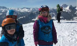 Two children at their private children's ski course with the Snowcamp Martina Loch ski school in the Spitzingsee ski area.