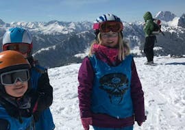 Two children at their private children's ski course with the Snowcamp Martina Loch ski school in the Spitzingsee ski area.