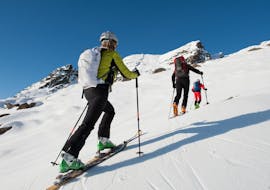 Leute die im Rahmen einer Skitour mit der Skischule Snowcamp Martina Loch das Skigebiet Spitzingsee erkunden.