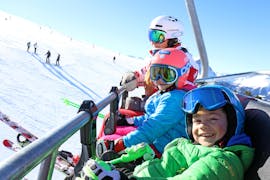 An instructor and his students during the Kids Ski Lessons (4-14 y.) + Ski Hire Package for Beginners in Nauders with the ski school Pfunds.