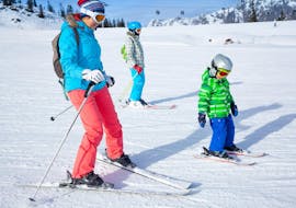 A family on their ski lessons for families with the Snowcamp Martina Loch ski school in Spitzingsee.