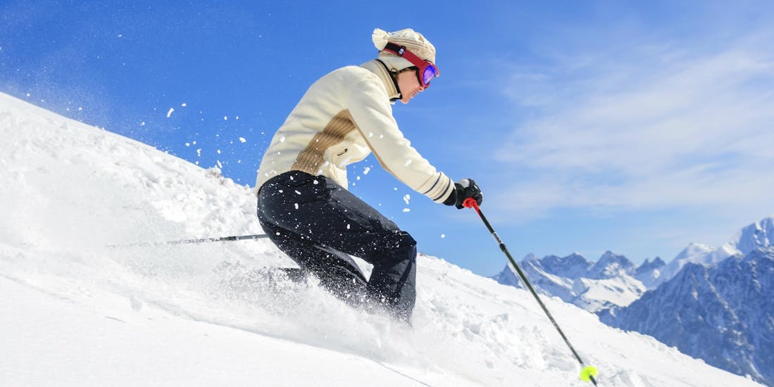 Een skiër skiet van een besneeuwde helling af tijdens zijn privélessen off-piste skiën voor volwassenen - alle niveaus met de skischool Prosneige Méribel.