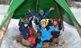 Een groep kinderen die plezier hebben tijdens hun skiles "Bambini" (3-5 jaar) voor beginners bij skischool Aktiv in Wildschönau.