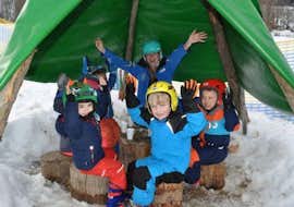 Kinder-Skikurs "Bambini" (3-5 J.) für Anfänger mit Skischule Aktiv Wildschönau Eine Gruppe von Kindern hat Spaß beim Kinder-Skikurs "Bambini" (3-5 J.) für Anfänger mit der Skischule Aktiv in der Wildschönau.