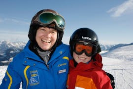 Ein Skilehrer und ein Kind beim privaten Skikurs für Kinder jeden Alters mit der Skischule Aktiv in der Wildschönau.